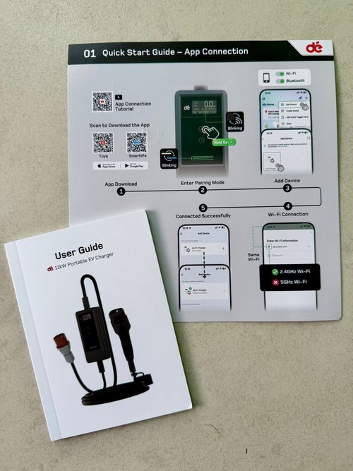 Gedruckte Anleitung „11kW Portable EV Charger“ und Schnellstartkarte zur App-Verbindung mit QR-Codes für die Apps Tuya und Smart Life