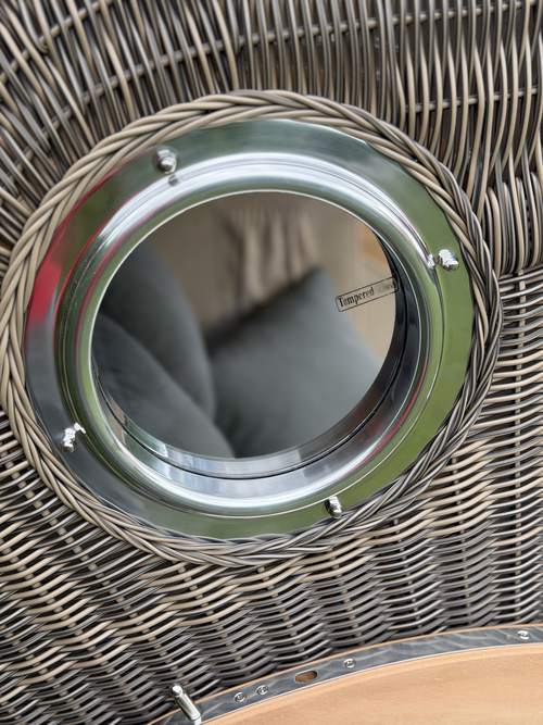 Hochglanzpoliertes Aluminium-Bullauge von außen, eingefasst in PE-Rundgeflecht, mit Tempered-Kennzeichnung im Glas