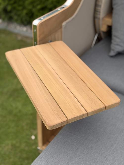 Ausgeschwenkter Teak-Schwenktisch aus vier Latten mit abgerundeten Kanten