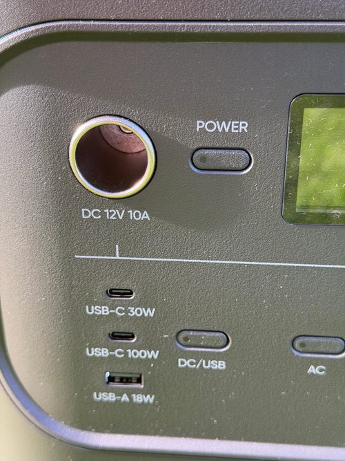 Nahaufnahme der Ausgänge: Kfz-Buchse DC 12 V 10 A, POWER-Taste, USB-C 30 W, USB-C 100 W und USB-A 18 W