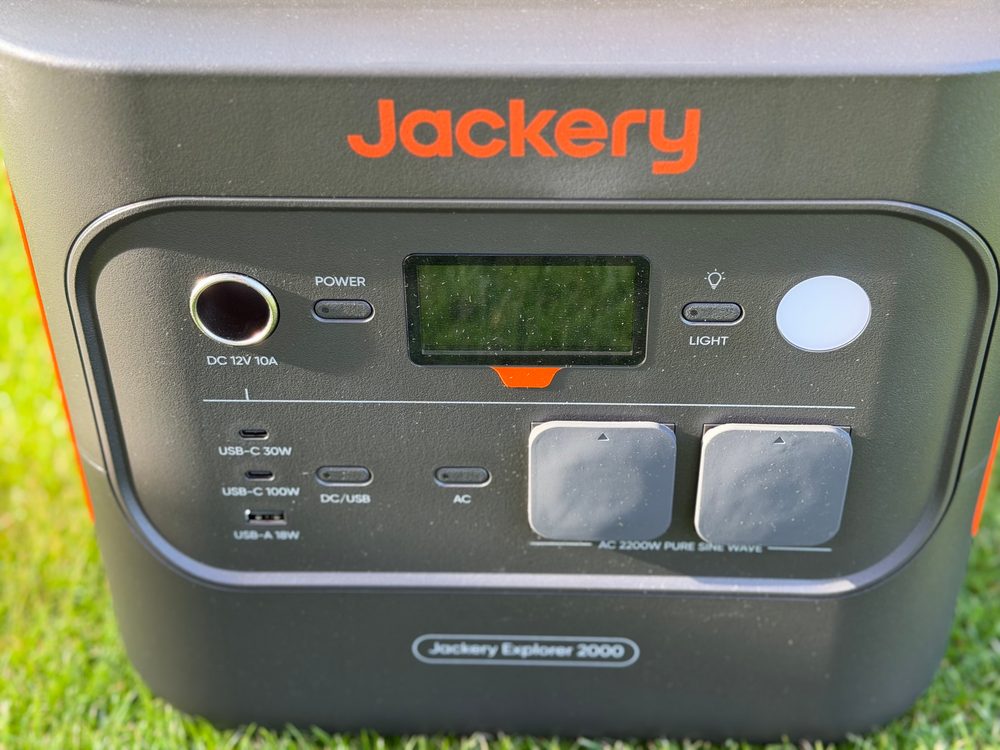 Front des Explorer 2000 v2 mit Kfz-Buchse, POWER-Taste, Display, LIGHT-Taste und Lampe, USB-C 30 W und 100 W, USB-A 18 W, Tasten DC/USB und AC sowie zwei Schuko-Steckdosen mit Klappen