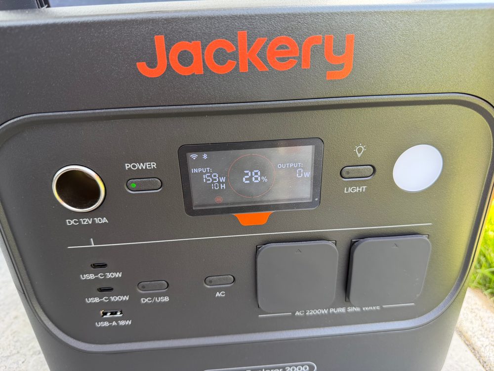 Front des eingeschalteten Explorer 2000 v2: Display zeigt 159 W Eingang und 28 Prozent, WLAN- und Bluetooth-Symbol, grüne LED an der POWER-Taste