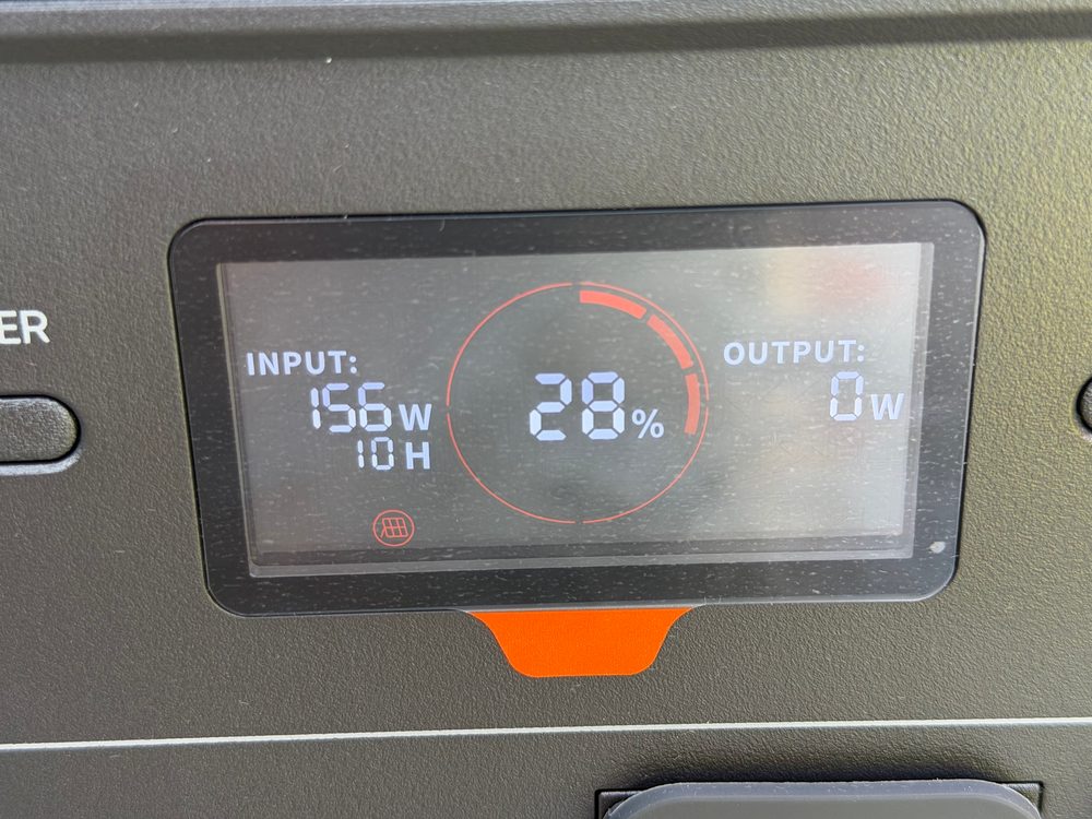 Display des Explorer 2000 v2 in Großaufnahme: INPUT 156 W, Restladezeit 10 H, Akkustand 28 Prozent, OUTPUT 0 W und Solar-Symbol