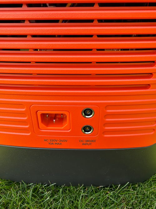 Rechte Seite des Explorer 2000 v2 mit AC-Eingang 220–240 V 10 A, zwei DC8020-Eingängen und orangefarbenem Lüftungsgitter