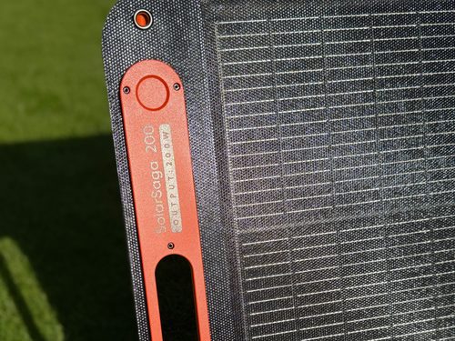 Oranger Griff des SolarSaga 200 mit Aufdruck SolarSaga 200 und Output 200 W, Magnetpunkt, Öse in der Ecke und ETFE-Oberfläche