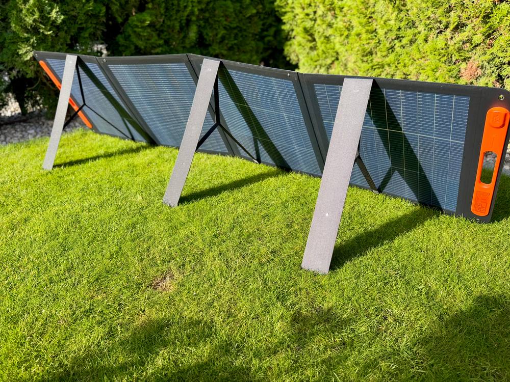 Rückseite des aufgestellten SolarSaga 200 mit drei Aufstellstützen, durch die Rückseite sind die Solarzellen sichtbar