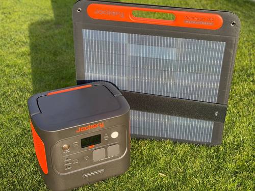 Explorer 2000 v2 neben dem zusammengefalteten SolarSaga 200 mit Klettband auf dem Rasen