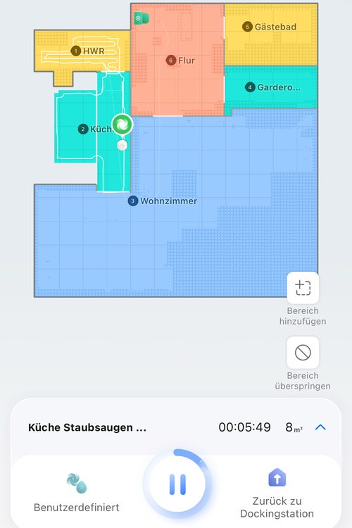Live-Ansicht der Roborock-App während der Reinigung: Karte mit der Position des Roboters in der Küche, darunter Dauer 00:05:49 und 8 Quadratmeter, Tasten für Pause und Rückkehr zur Station