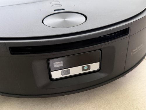 Front des Roborock Saros 20 Flow mit Kameramodul und Licht, darüber der eingefahrene Laserturm, seitlich der Schriftzug Reactive AI