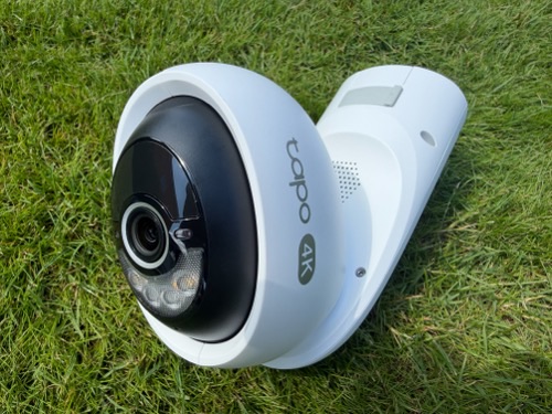 Nahaufnahme des Tapo C660 Kamerakopfs mit F1.6-Objektiv, Infrarot-LEDs und Spotlights