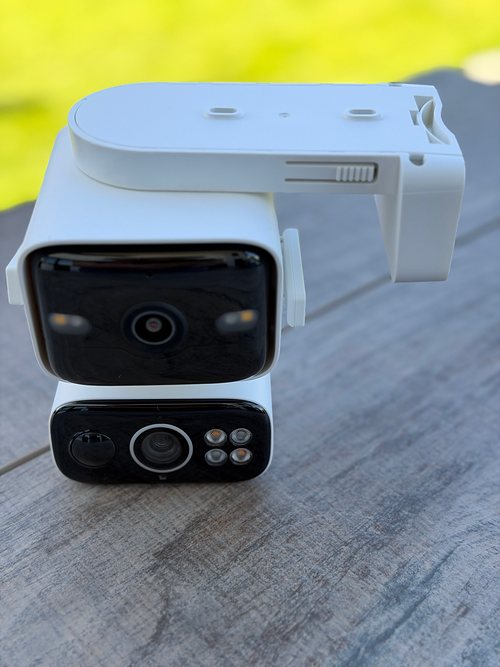 Tapo C675D von vorn: oben das feste Weitwinkelobjektiv mit zwei Spotlights, darunter das schwenkbare Tele-Modul, obenauf der Montagebügel