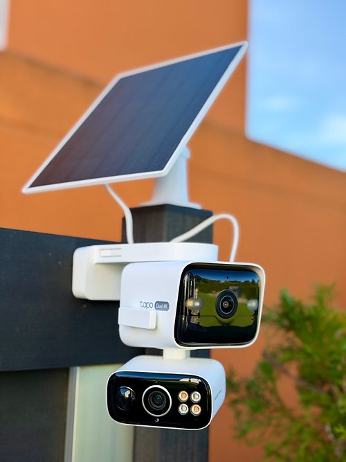 Tapo C675D KIT an einem dunklen Pfosten: Solarpanel auf eigener Halterung obenauf, Dual-Objektiv-Kamera seitlich darunter