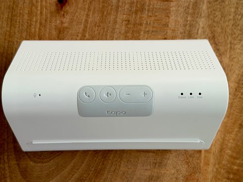 Vorderseite des Tapo H500 mit Mikrofon, Tasten für Anruf, Stummschaltung und Lautstärke sowie LEDs für Status, LAN und Disk