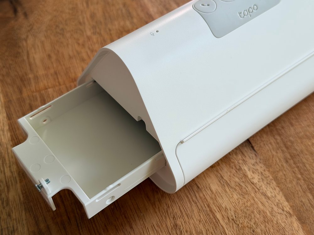 Seitlich herausgezogener Festplatteneinschub des Tapo H500 für eine 2,5-Zoll-SATA-Festplatte oder -SSD