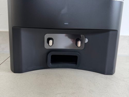 Front der Absaugstation mit Status-LED, zwei federnden Ladekontakten und der Absaugöffnung darunter