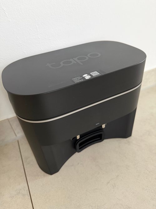Absaugstation des Tapo RV30 Max Turbo von schräg oben mit Deckel, silbernem Zierband und Hinweisaufkleber