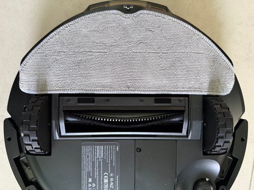 Hauptbürste des Tapo RV30 Max Turbo aus Borsten und Gummilamelle, dahinter der Wischaufsatz mit grauem Mikrofasertuch