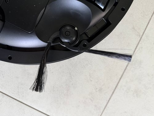 Zweiarmige Seitenbürste des Tapo RV30 Max Turbo an der Unterseite, daneben ein Sensorfenster