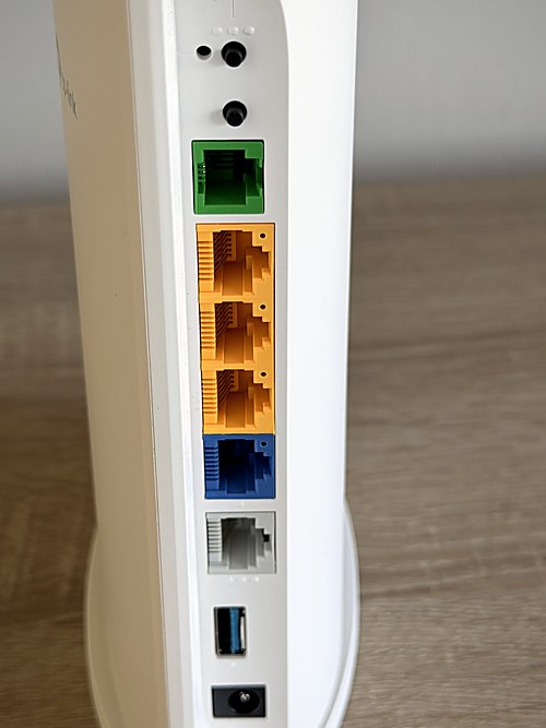 Anschlussleiste der TP-LinkBox 7 mit DSL-Port, vier RJ45-Buchsen, Telefonport, USB 3.0 und Stromanschluss
