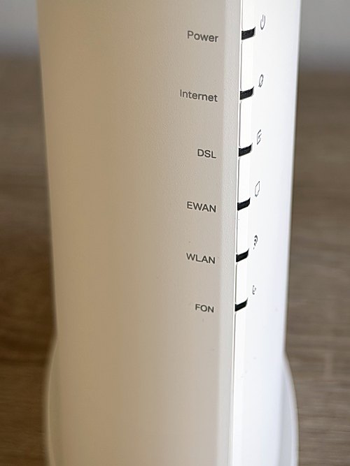 Beschriftete LED-Leiste der TP-LinkBox 7 mit Power, Internet, DSL, EWAN, WLAN und FON