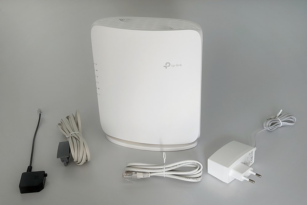 Lieferumfang der TP-LinkBox 7: Router, DSL-Kabel mit TAE-Adapter, LAN-Kabel und Netzteil